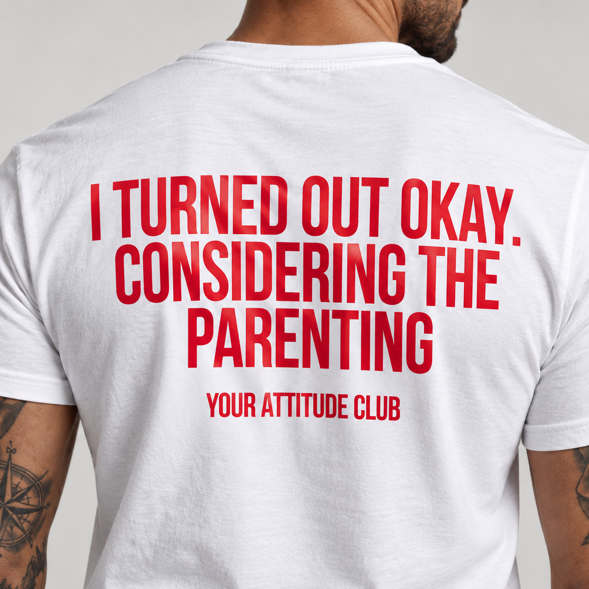I TURNED OUT OKAY. CONSIDERING THE PARENTING – Unisex Statement T-Shirt Weiß mit rotem Backprint | sarkastisches Sprüche Shirt