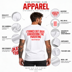 I TURNED OUT OKAY. CONSIDERING THE PARENTING – Unisex Statement T-Shirt Weiß mit rotem Backprint | sarkastisches Sprüche Shirt