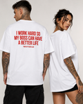 I WORK HARD SO MY BOSS CAN HAVE A BETTER LIFE – weißes Unisex Oversize Shirt mit rotem Backprint, lustiges Büro Shirt, Chef Spruch, Arbeits Humor