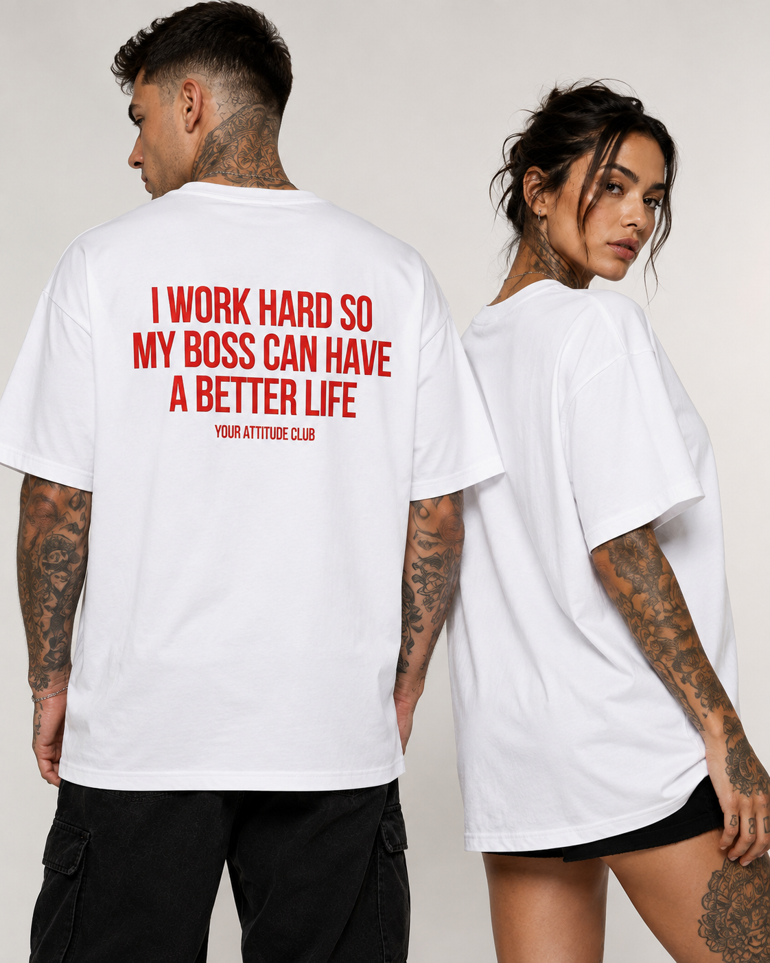 I WORK HARD SO MY BOSS CAN HAVE A BETTER LIFE – weißes Unisex Oversize Shirt mit rotem Backprint, lustiges Büro Shirt, Chef Spruch, Arbeits Humor
