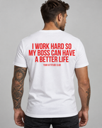 I WORK HARD SO MY BOSS CAN HAVE A BETTER LIFE – Unisex Statement T-Shirt Weiß mit rotem Backprint | sarkastisches Büro Shirt
