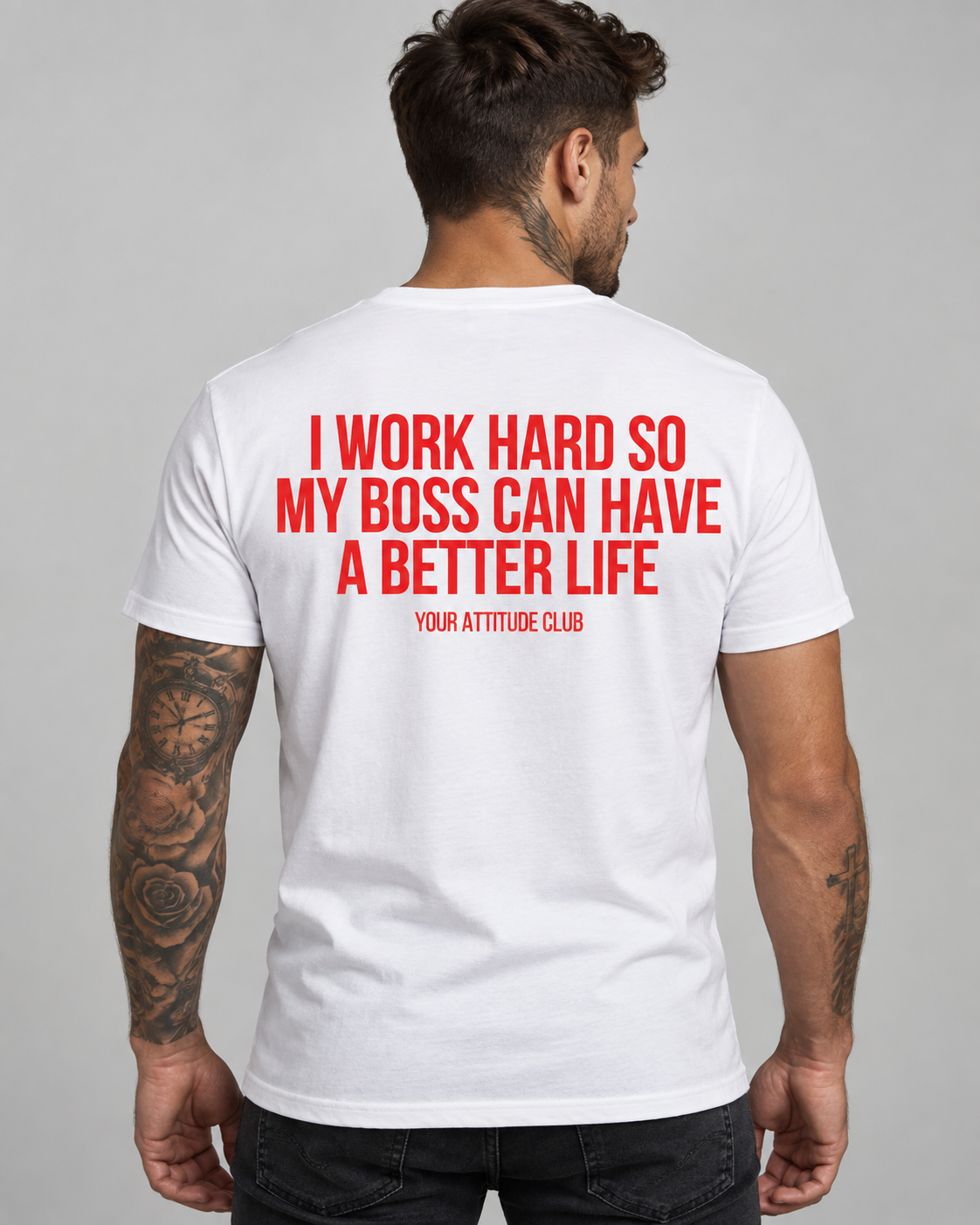 I WORK HARD SO MY BOSS CAN HAVE A BETTER LIFE – Unisex Statement T-Shirt Weiß mit rotem Backprint | sarkastisches Büro Shirt