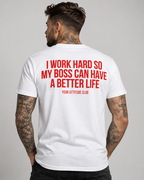 I WORK HARD SO MY BOSS CAN HAVE A BETTER LIFE – Unisex Statement T-Shirt Weiß mit rotem Backprint | freches Büro Sprüche Shirt