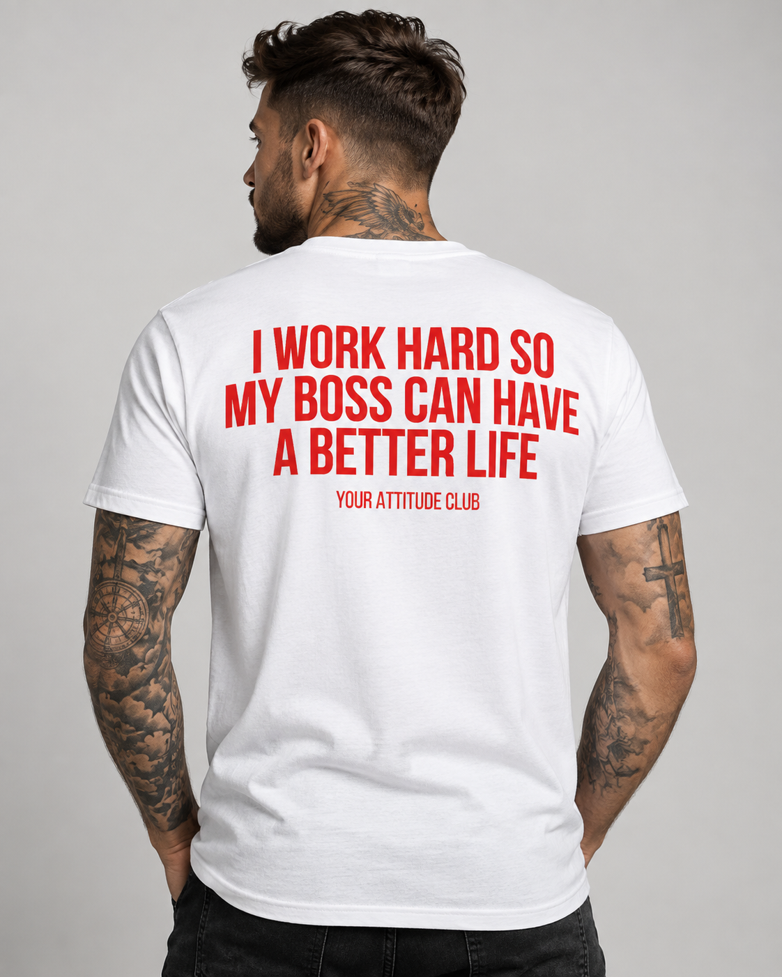 I WORK HARD SO MY BOSS CAN HAVE A BETTER LIFE – Unisex Statement T-Shirt Weiß mit rotem Backprint | freches Büro Sprüche Shirt
