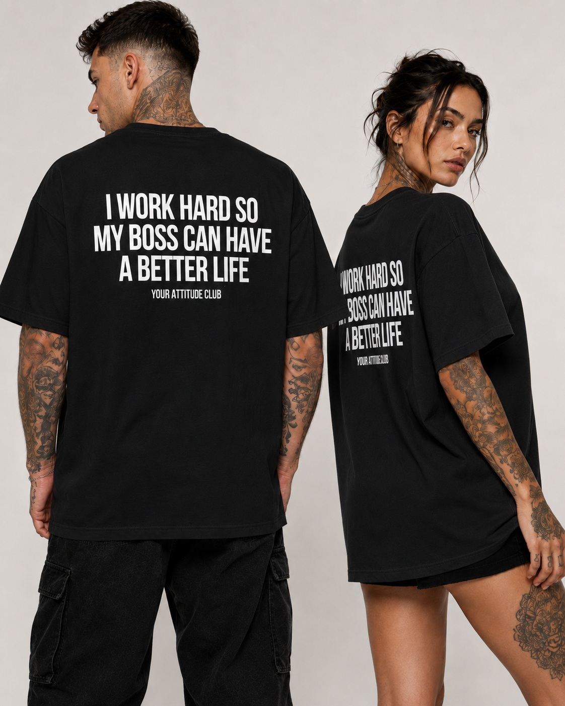 I WORK HARD SO MY BOSS CAN HAVE A BETTER LIFE – weißes Unisex Oversize Shirt mit rotem Backprint, lustiges Büro Shirt, Chef Spruch, Arbeits Humor