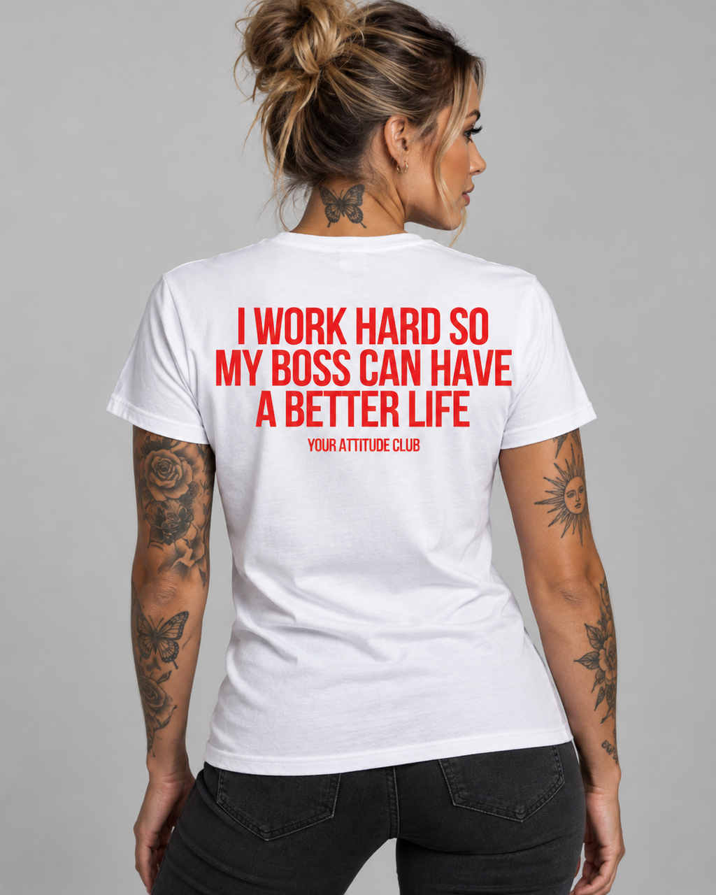 I WORK HARD SO MY BOSS CAN HAVE A BETTER LIFE – Unisex Statement T-Shirt Weiß mit rotem Backprint | sarkastisches Büro Shirt