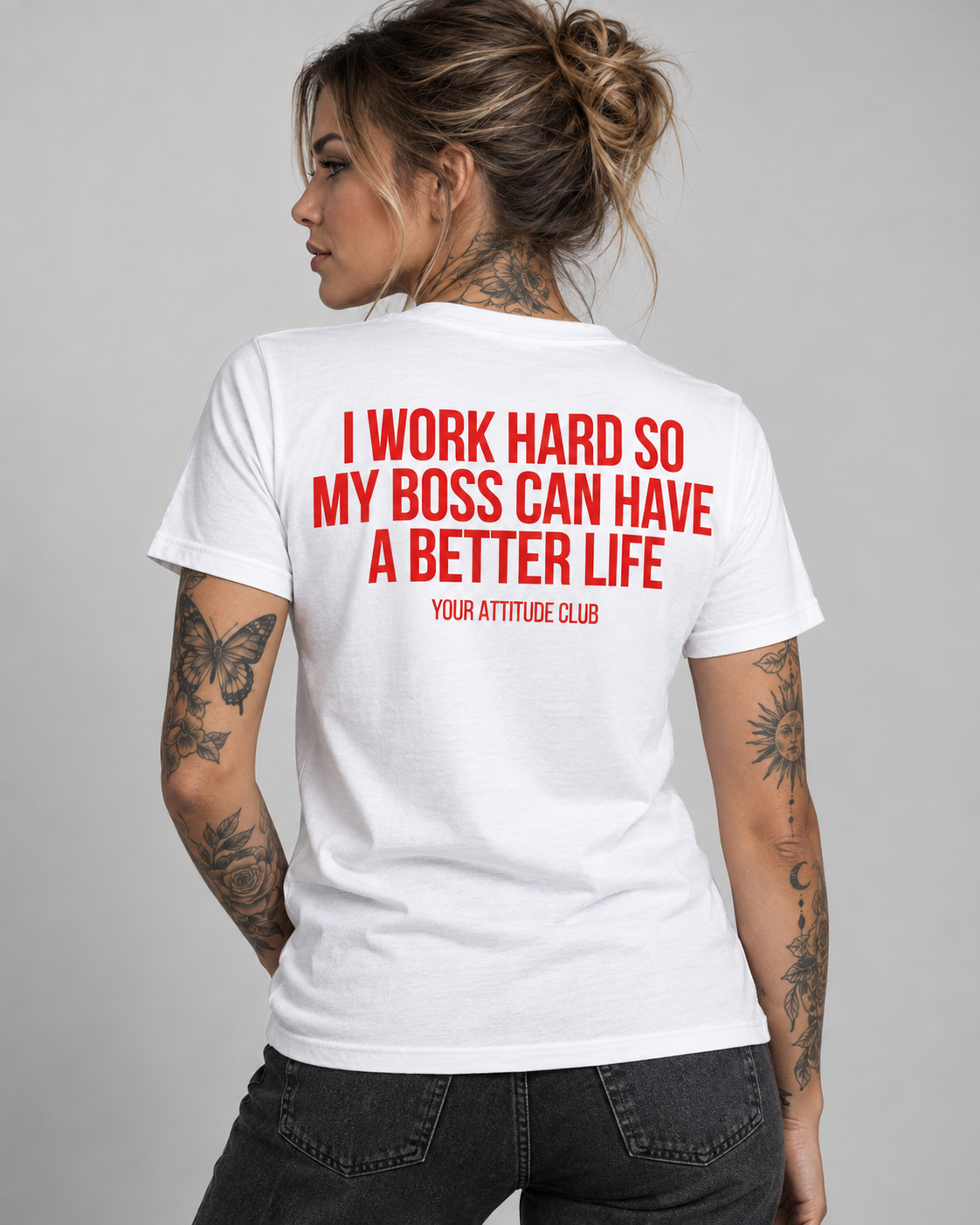 I WORK HARD SO MY BOSS CAN HAVE A BETTER LIFE – Unisex Statement T-Shirt Weiß mit rotem Backprint | freches Büro Sprüche Shirt