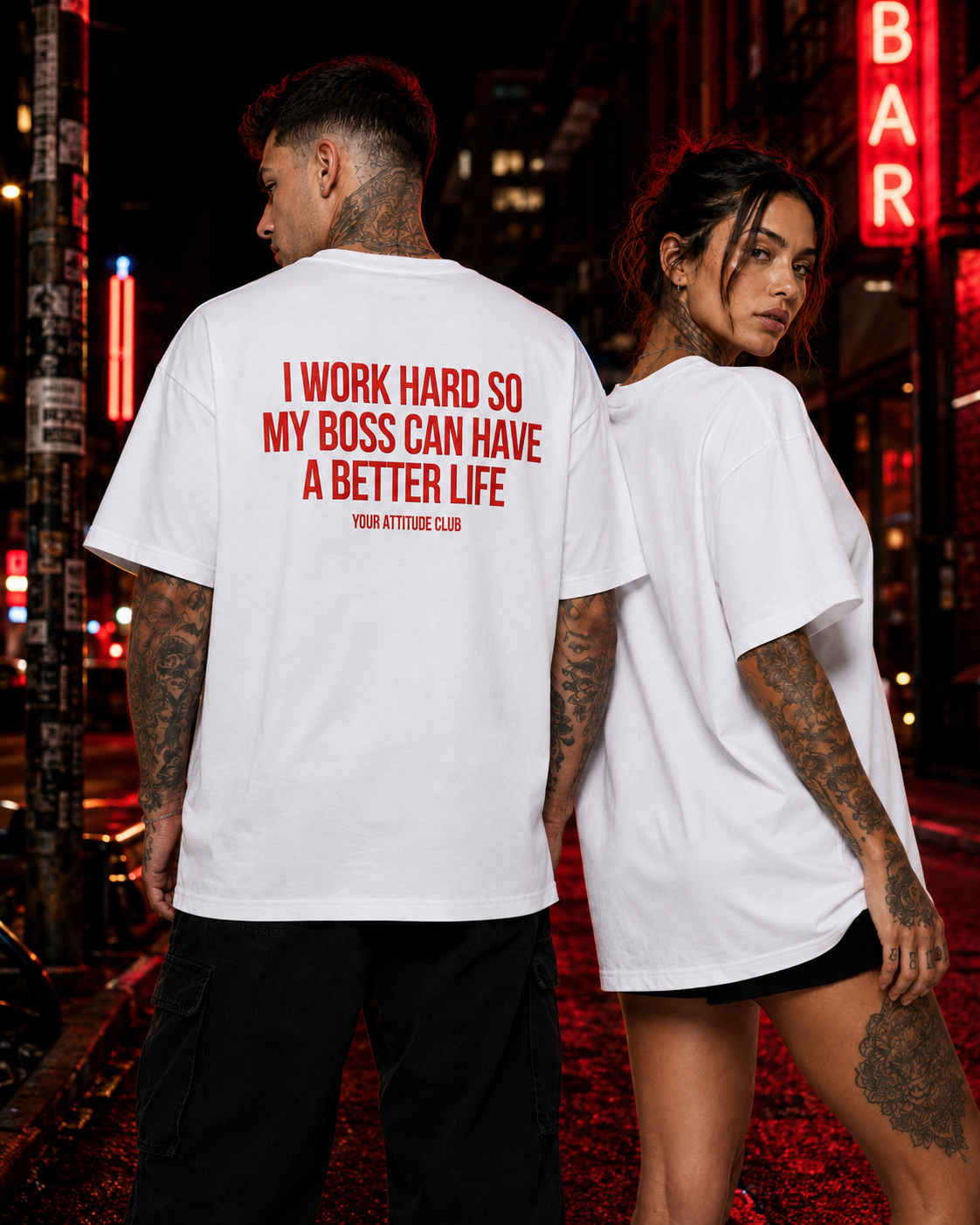 I WORK HARD SO MY BOSS CAN HAVE A BETTER LIFE – weißes Unisex Oversize Shirt mit rotem Backprint, lustiges Büro Shirt, Chef Spruch, Arbeits Humor