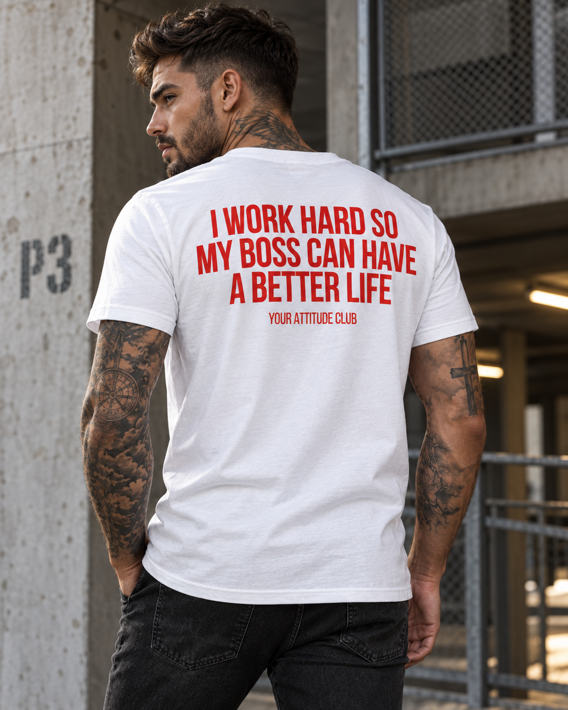 I WORK HARD SO MY BOSS CAN HAVE A BETTER LIFE – Unisex Statement T-Shirt Weiß mit rotem Backprint | freches Büro Sprüche Shirt