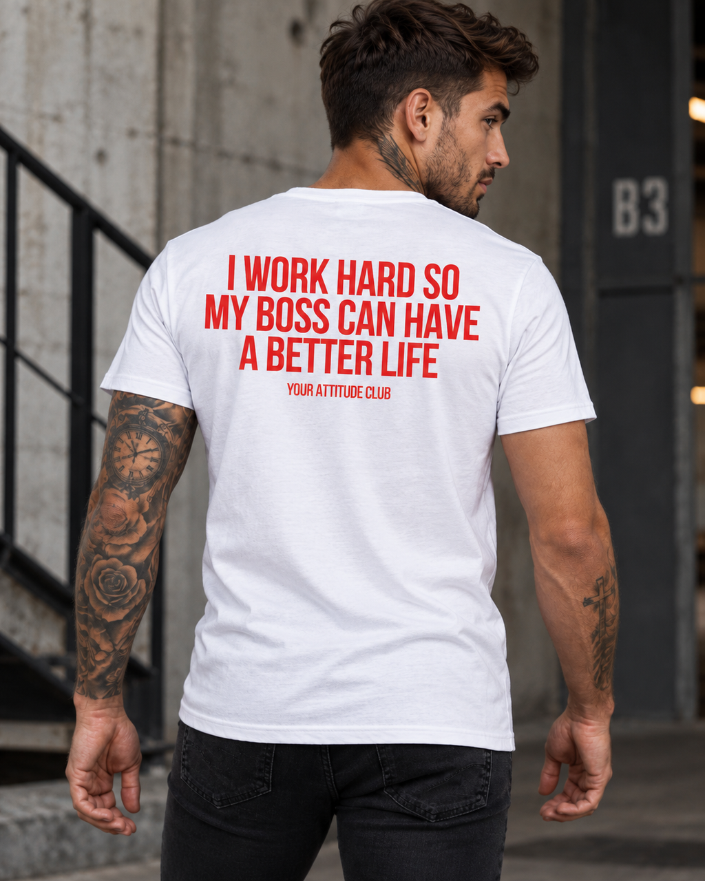 I WORK HARD SO MY BOSS CAN HAVE A BETTER LIFE – Unisex Statement T-Shirt Weiß mit rotem Backprint | sarkastisches Büro Shirt