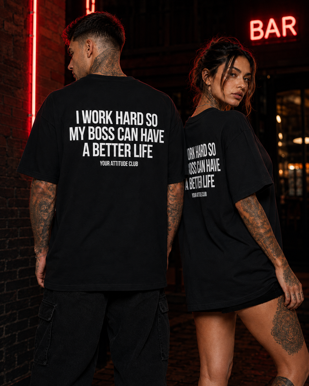 I WORK HARD SO MY BOSS CAN HAVE A BETTER LIFE – weißes Unisex Oversize Shirt mit rotem Backprint, lustiges Büro Shirt, Chef Spruch, Arbeits Humor