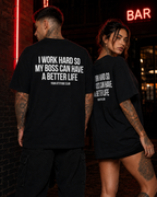 I WORK HARD SO MY BOSS CAN HAVE A BETTER LIFE – weißes Unisex Oversize Shirt mit rotem Backprint, lustiges Büro Shirt, Chef Spruch, Arbeits Humor