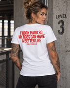 I WORK HARD SO MY BOSS CAN HAVE A BETTER LIFE – Unisex Statement T-Shirt Weiß mit rotem Backprint | sarkastisches Büro Shirt