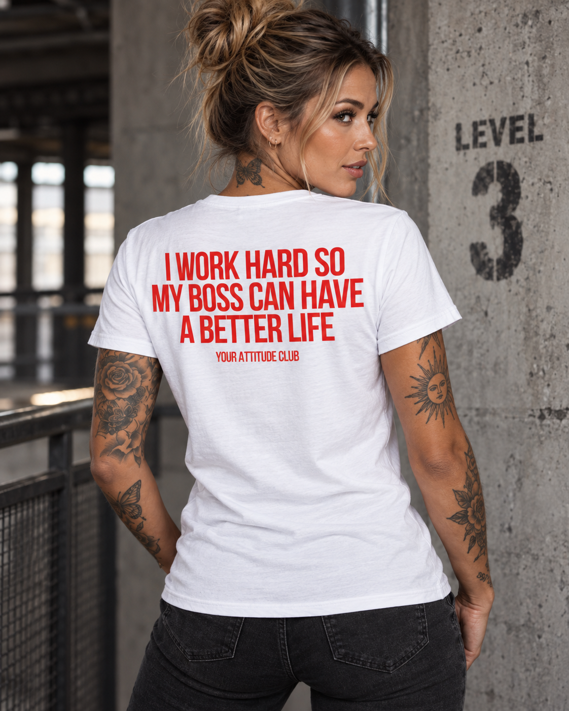 I WORK HARD SO MY BOSS CAN HAVE A BETTER LIFE – Unisex Statement T-Shirt Weiß mit rotem Backprint | sarkastisches Büro Shirt