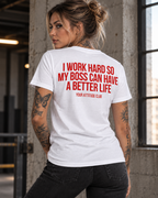 I WORK HARD SO MY BOSS CAN HAVE A BETTER LIFE – Unisex Statement T-Shirt Weiß mit rotem Backprint | freches Büro Sprüche Shirt