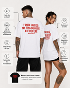 I WORK HARD SO MY BOSS CAN HAVE A BETTER LIFE – weißes Unisex Oversize Shirt mit rotem Backprint, lustiges Büro Shirt, Chef Spruch, Arbeits Humor