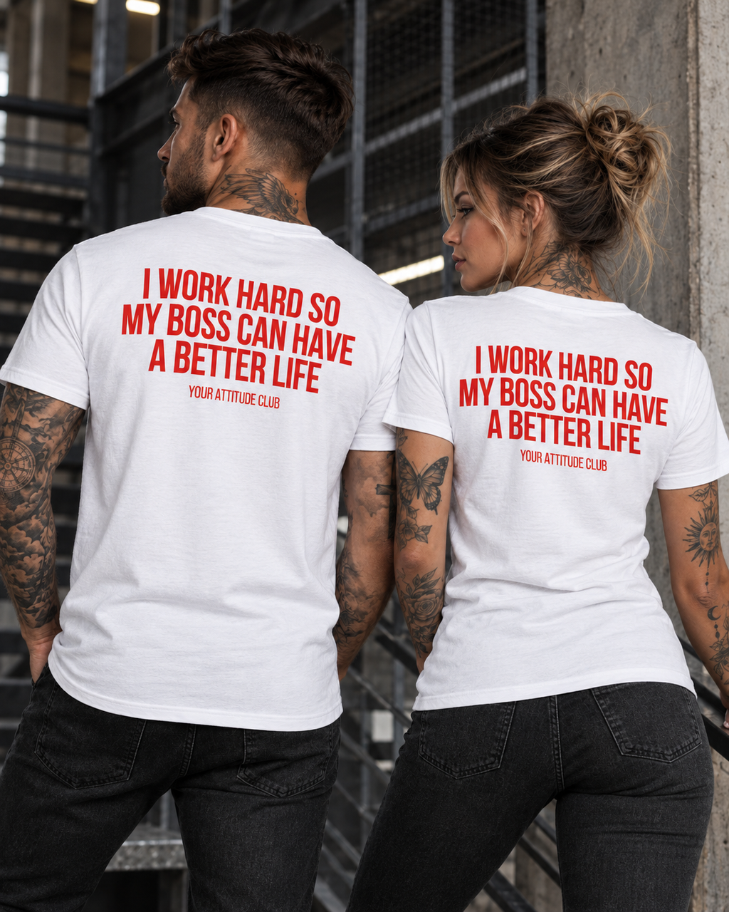 I WORK HARD SO MY BOSS CAN HAVE A BETTER LIFE – Unisex Statement T-Shirt Weiß mit rotem Backprint | freches Büro Sprüche Shirt