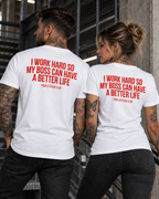 I WORK HARD SO MY BOSS CAN HAVE A BETTER LIFE – Unisex Statement T-Shirt Weiß mit rotem Backprint | freches Büro Sprüche Shirt