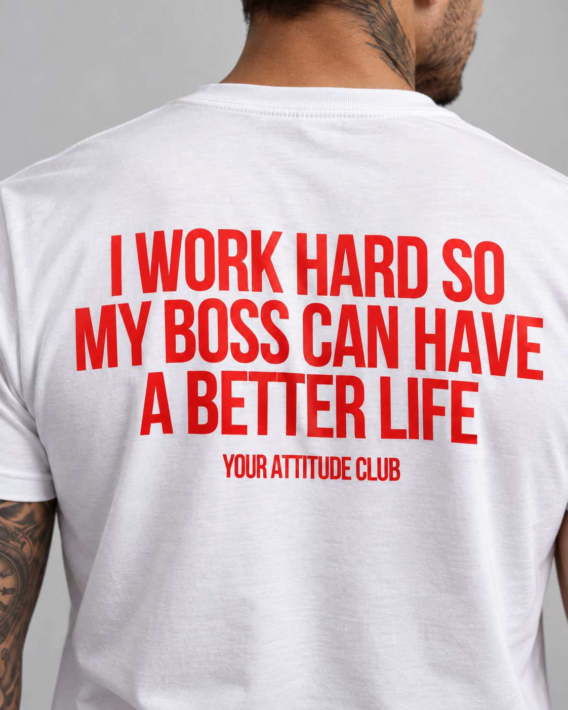 I WORK HARD SO MY BOSS CAN HAVE A BETTER LIFE – Unisex Statement T-Shirt Weiß mit rotem Backprint | sarkastisches Büro Shirt