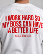 I WORK HARD SO MY BOSS CAN HAVE A BETTER LIFE – Unisex Statement T-Shirt Weiß mit rotem Backprint | freches Büro Sprüche Shirt