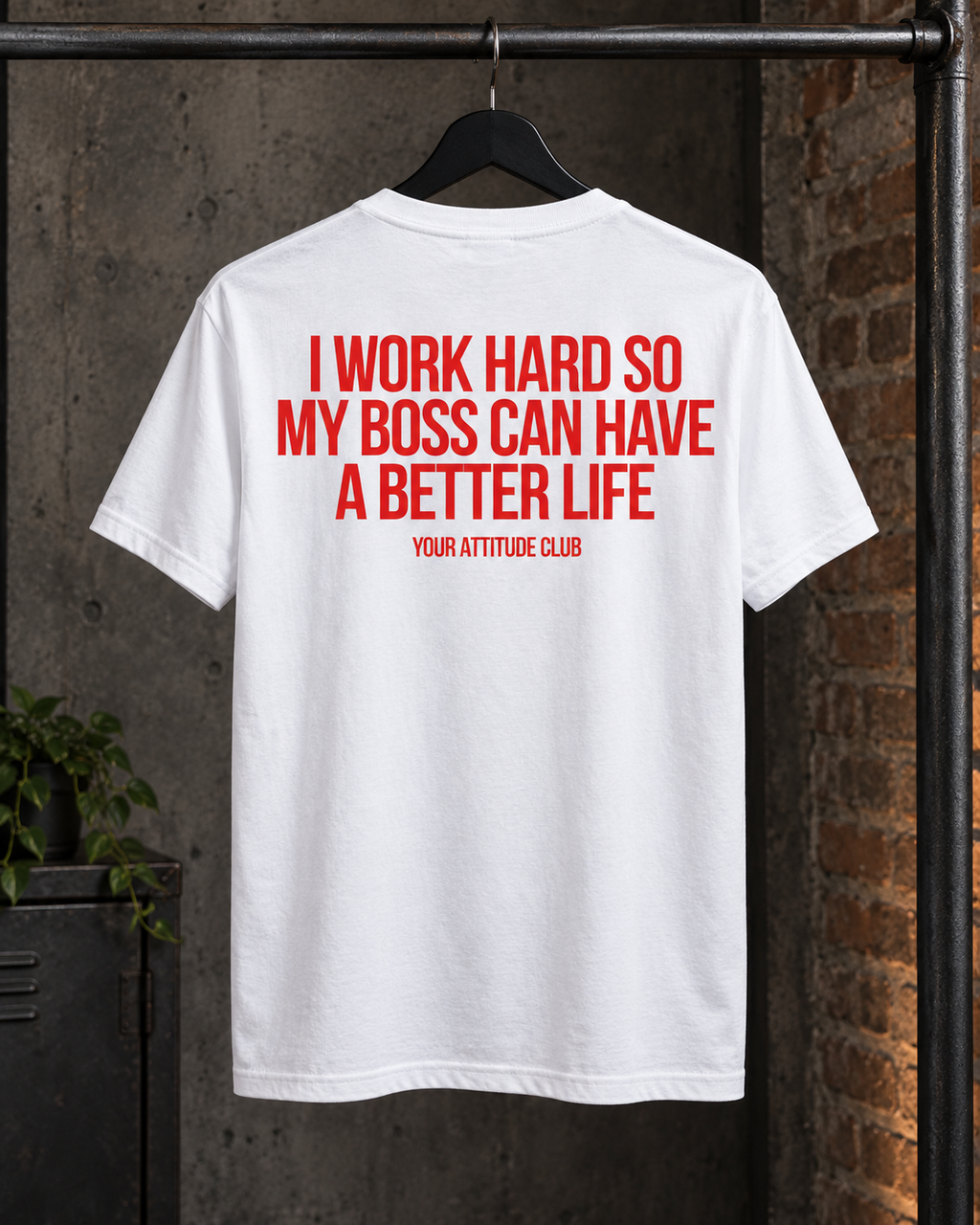 I WORK HARD SO MY BOSS CAN HAVE A BETTER LIFE – Unisex Statement T-Shirt Weiß mit rotem Backprint | sarkastisches Büro Shirt