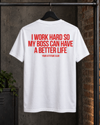 I WORK HARD SO MY BOSS CAN HAVE A BETTER LIFE – Unisex Statement T-Shirt Weiß mit rotem Backprint | sarkastisches Büro Shirt