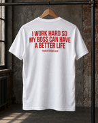I WORK HARD SO MY BOSS CAN HAVE A BETTER LIFE – Unisex Statement T-Shirt Weiß mit rotem Backprint | freches Büro Sprüche Shirt