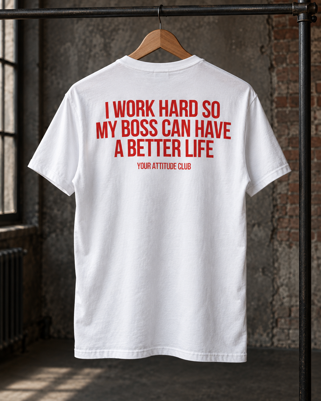 I WORK HARD SO MY BOSS CAN HAVE A BETTER LIFE – Unisex Statement T-Shirt Weiß mit rotem Backprint | freches Büro Sprüche Shirt