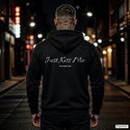 Just Kiss Me – schwarzer Hoodie mit weißem Backprint, Herren in der Stadt bei Nacht