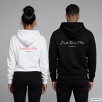 Just Kiss Me – Hoodie mit Backprint, Frau in Weiß mit rotem und Mann in Schwarz mit weißem Aufdruck