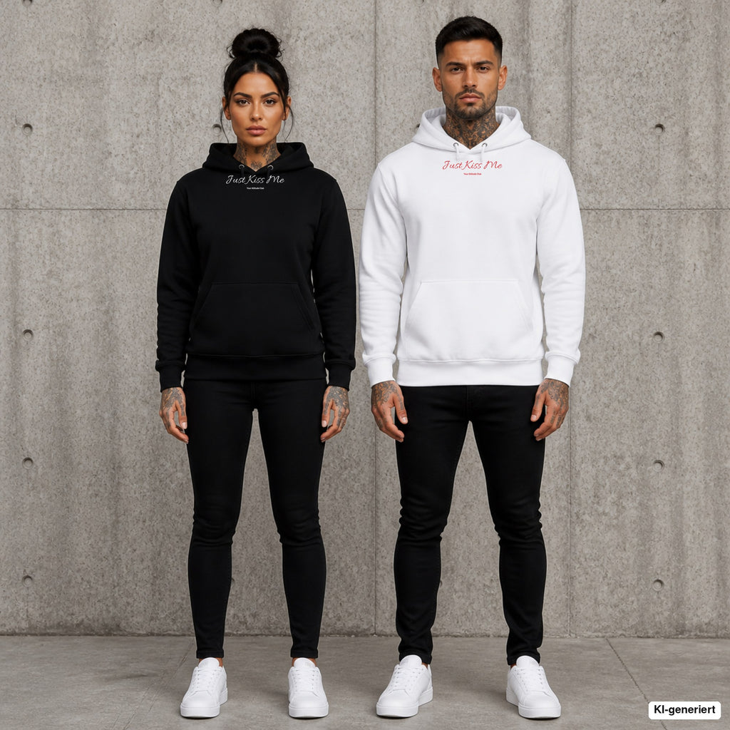 Just Kiss Me – Hoodie mit Frontprint, Frau in Schwarz und Mann in Weiß vor Betonwand