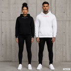 Just Kiss Me – Hoodie mit Frontprint, Frau in Schwarz und Mann in Weiß vor Betonwand
