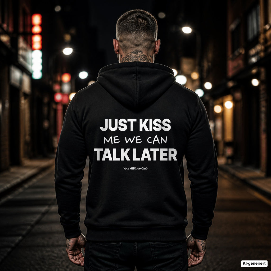 Just Kiss Me We Can Talk Later – schwarzer Hoodie mit weißem Backprint, Herren in der Stadt bei Nacht