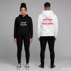 Just Kiss Me We Can Talk Later – Hoodie unisex mit Frontprint (Frau, Schwarz) und Backprint (Mann, Weiß)