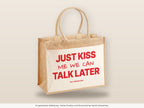 Just Kiss Me We Can Talk Later – Jutetasche mit Spruch, große Jutetasche, Detailansicht