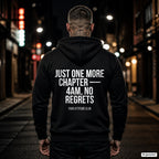 Just one more chapter — 4am, no regrets – schwarzer Hoodie mit weißem Backprint, Herren in der Stadt bei Nacht