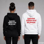 Kalorien zählen erst ab Januar – Hoodie mit Backprint, Frau in Schwarz und Mann in Weiß