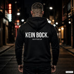 KEIN BOCK. – schwarzer Hoodie mit weißem Backprint, Herren in der Stadt bei Nacht