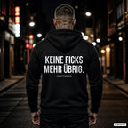 Keine Ficks mehr übrig – schwarzer Hoodie mit weißem Backprint, Herren in der Stadt bei Nacht