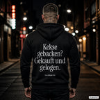Kekse gebacken? Gekauft und gelogen – schwarzer Hoodie mit weißem Backprint, Herren in der Stadt bei Nacht