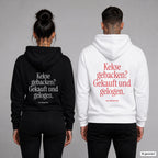 Kekse gebacken? Gekauft und gelogen – Hoodie mit Backprint, Frau in Schwarz und Mann in Weiß