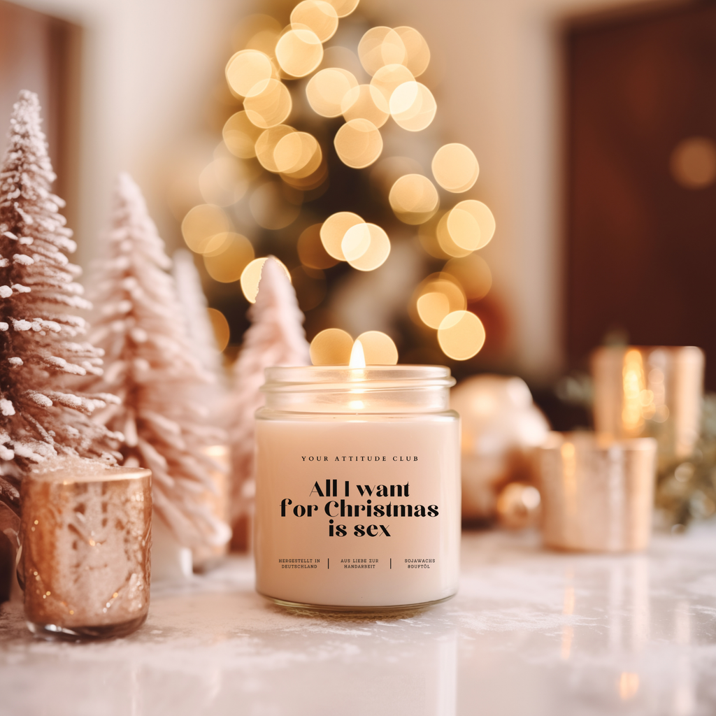 Nahaufnahme einer transparenten Sojawachskerze mit dem Spruch „All I want for Christmas is sex“ auf durchsichtigem Etikett – freche Geschenkidee zu Weihnachten