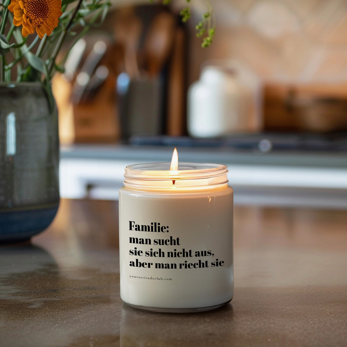 Duftkerze mit Spruch „Familie: man sucht sie sich nicht aus, aber man riecht sie“ im transparenten Glas