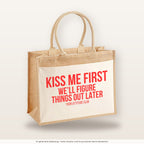 Kiss me first we'll figure things out later – Jutetasche mit Spruch, große Jutetasche, Produktansicht