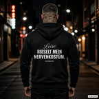 Leise rieselt mein Nervenkostüm – schwarzer Hoodie mit weißem Backprint, Herren in der Stadt bei Nacht