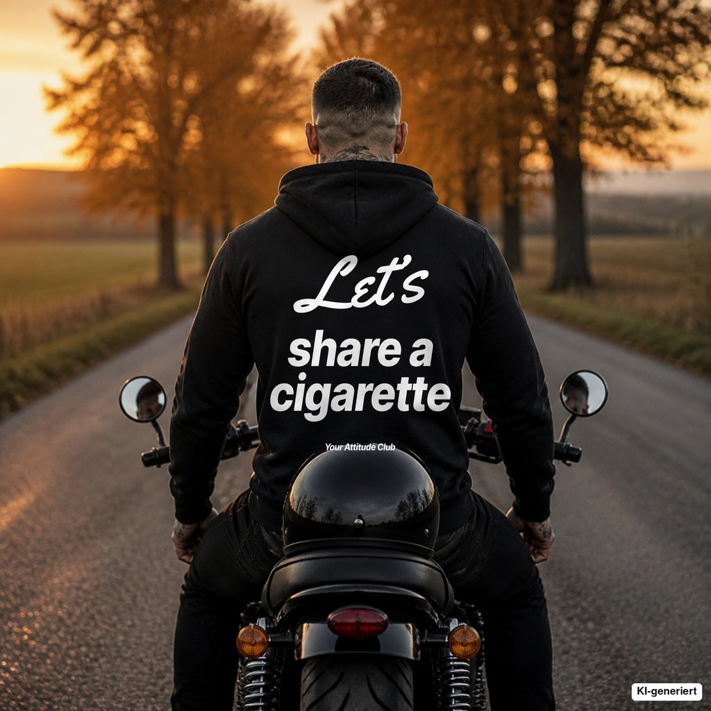 Let’s Share a Cigarette – schwarzer Hoodie mit weißem Backprint, Herren auf dem Motorrad