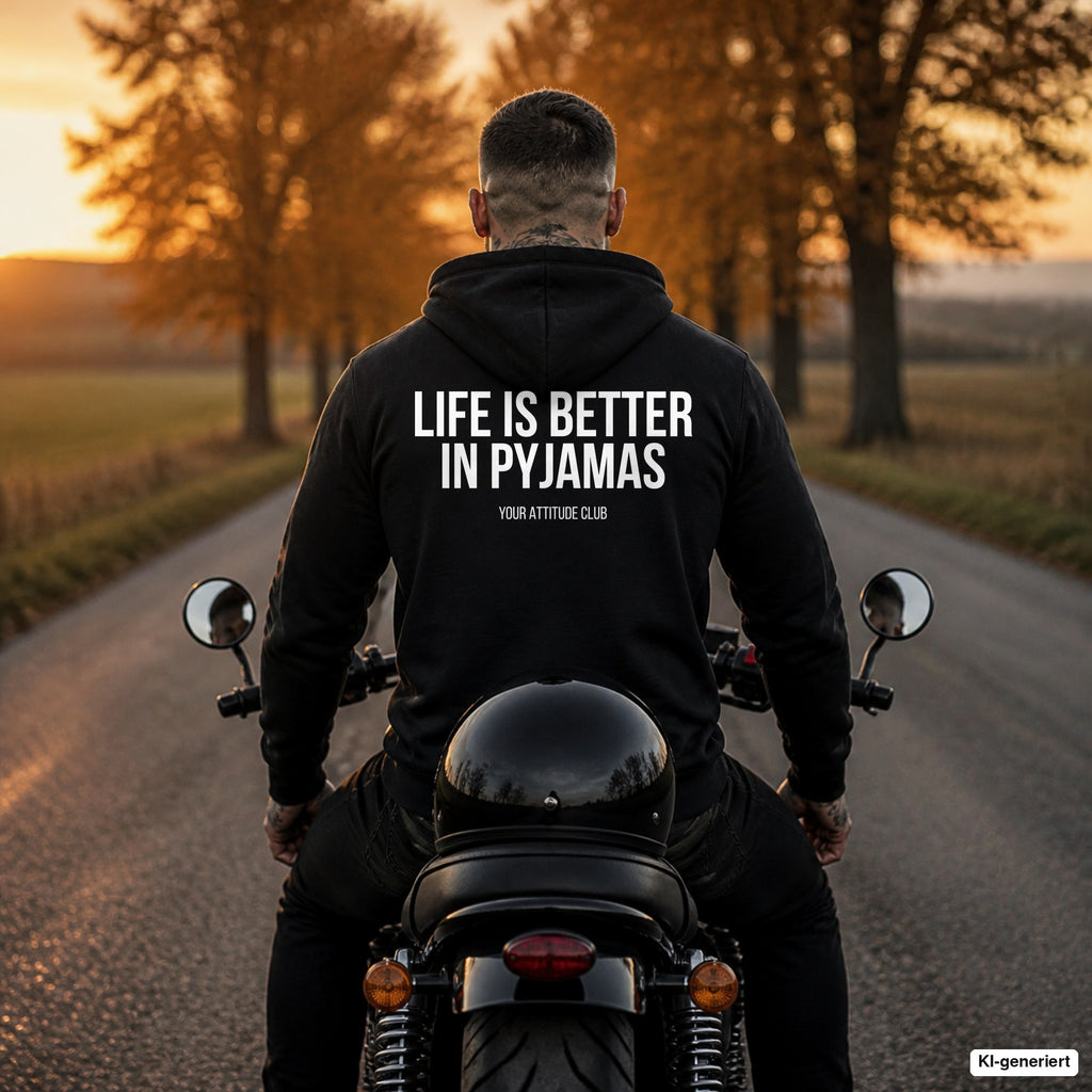 Life is better in pyjamas – schwarzer Hoodie mit weißem Backprint, Herren auf dem Motorrad