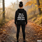 Life is so cool when you don't care – schwarzer Hoodie mit weißem Backprint, Damen beim Joggen im Herbst