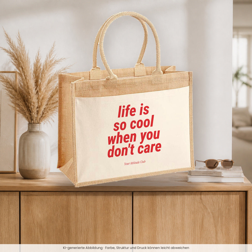 Life is so cool when you don't care – Jutetasche mit Spruch, auf dem Sideboard im Flur