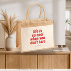 Life is so cool when you don't care – Jutetasche mit Spruch, auf dem Sideboard im Flur